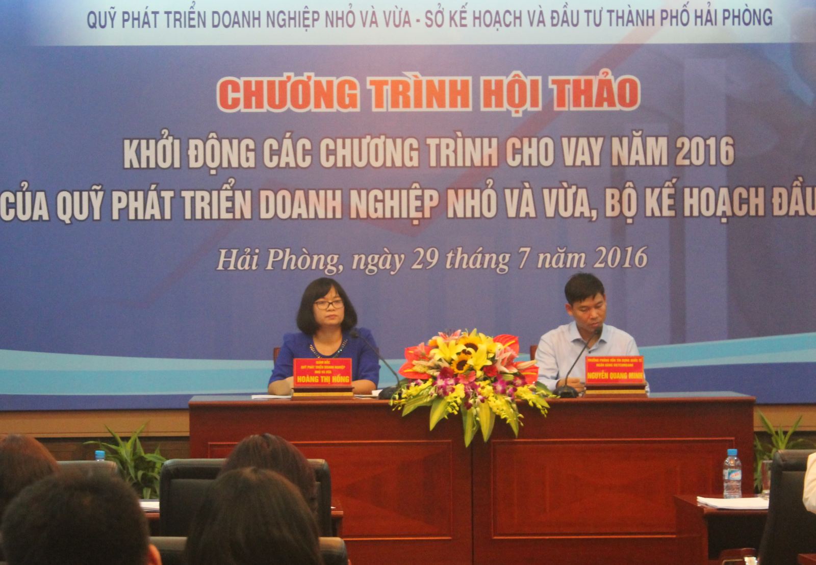 Bà Hoàng Thị Hồng, Giám đốc Quỹ Phát triển DNNVV và đại diện Vietcombank chủ trì hội thảo